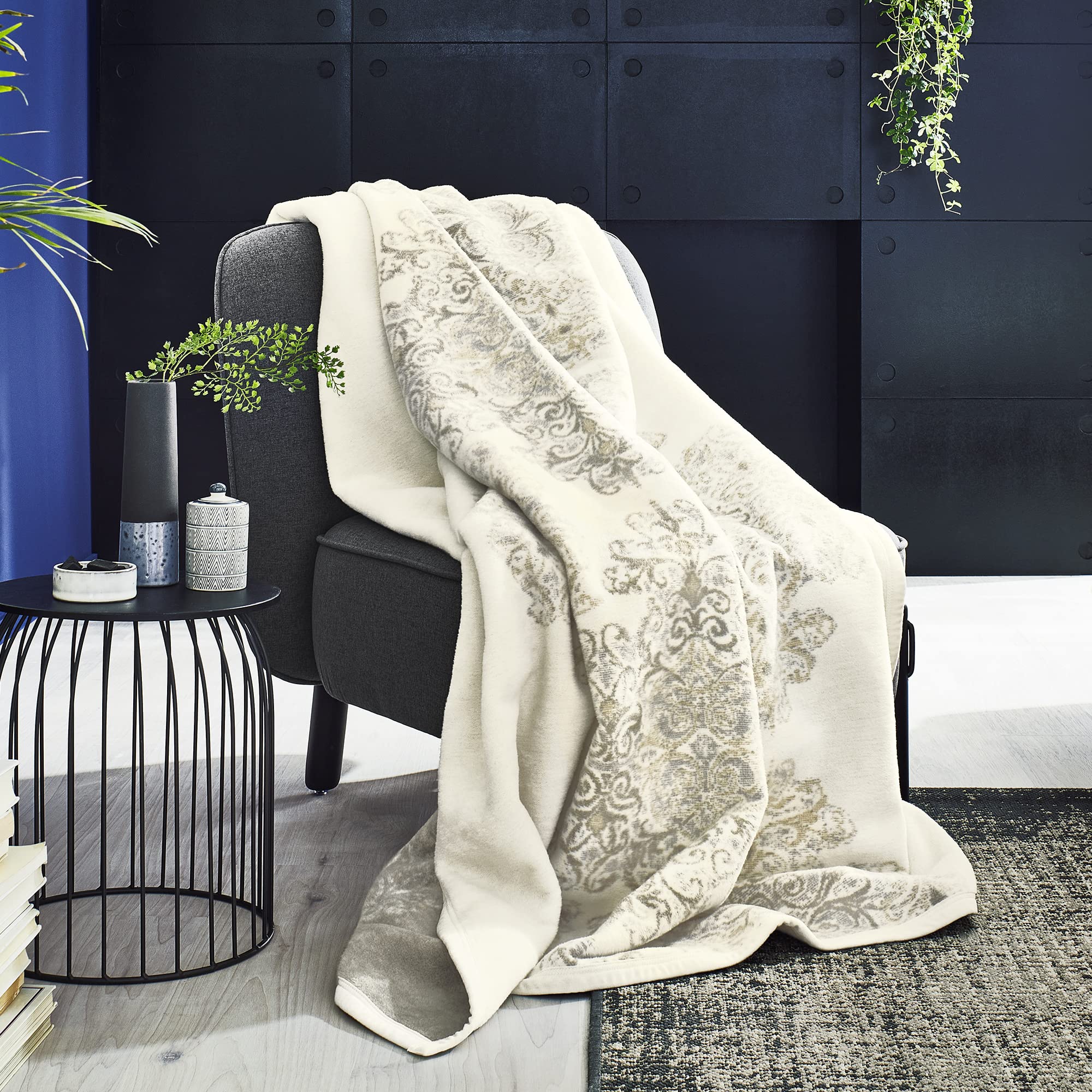 Ibena Bagheria Kuscheldecke 150x200 cm Wollweiß Grau Ornament