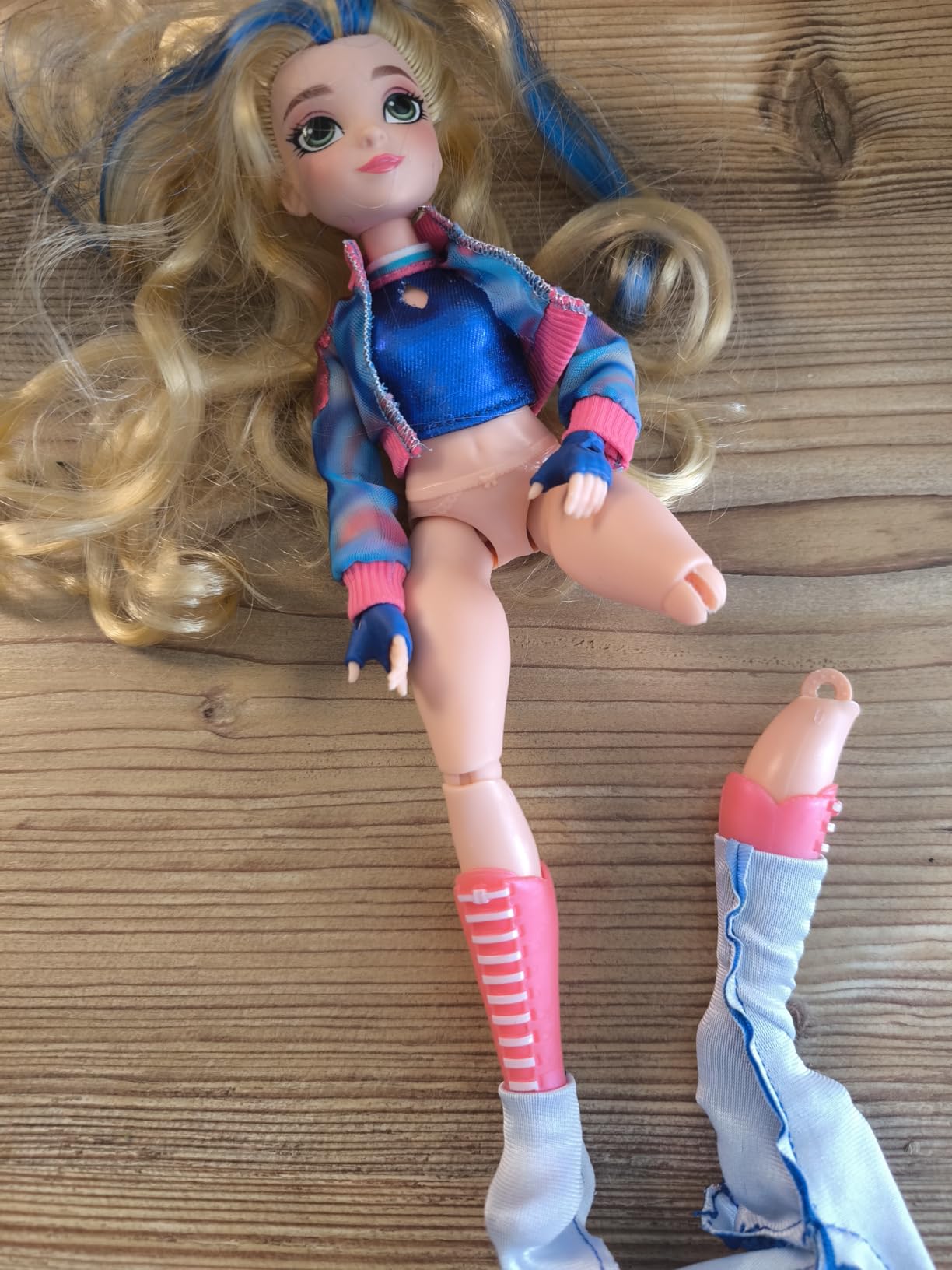 Unicorn Academy Isabel Ankleidepuppe 24 cm Puppe mit Bürste