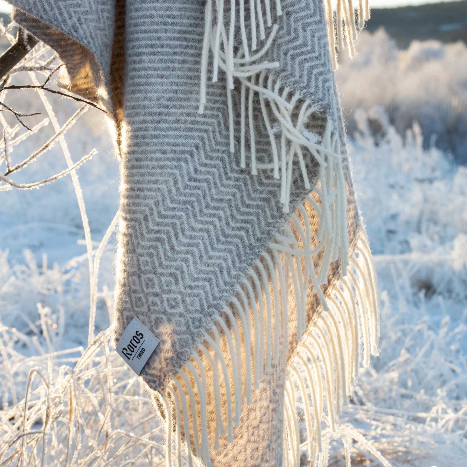 Røros Tweed Kattefot Wolldecke 140x220 hellgrau Lammwolle