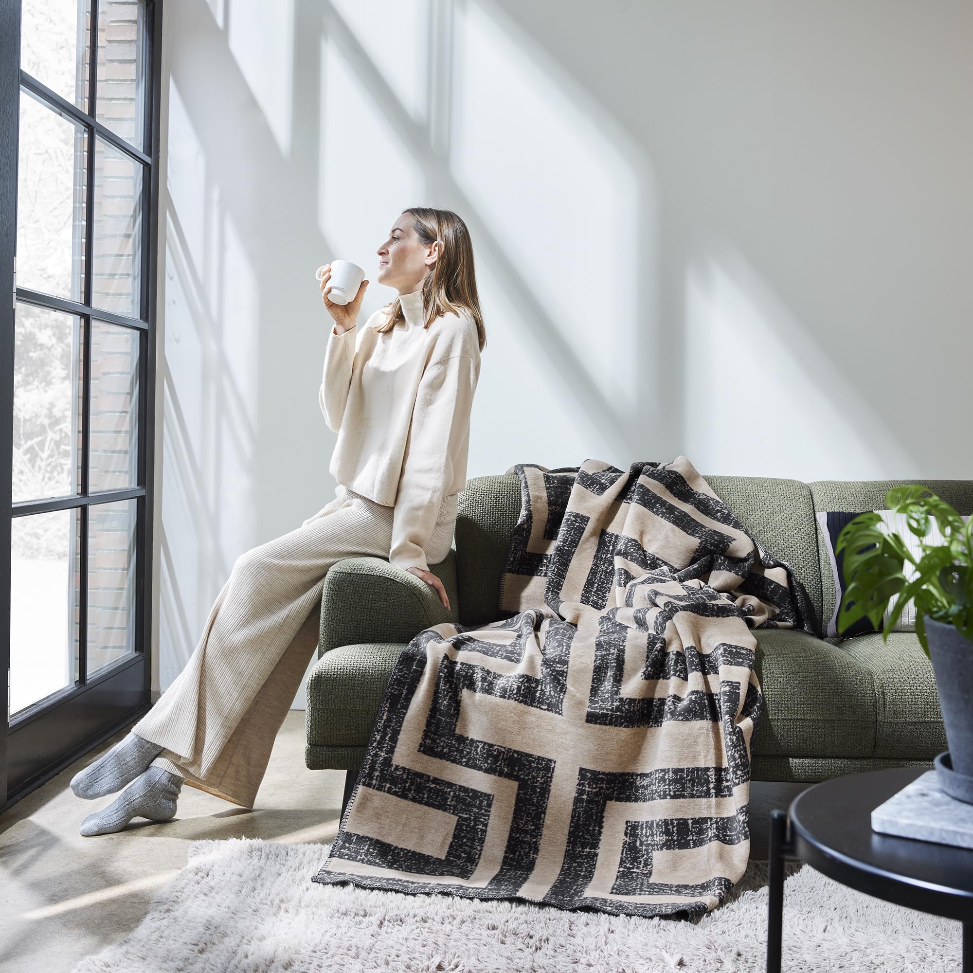 IBENA Dairut Kuscheldecke 150x200 Beige Abstrakt Gestreift