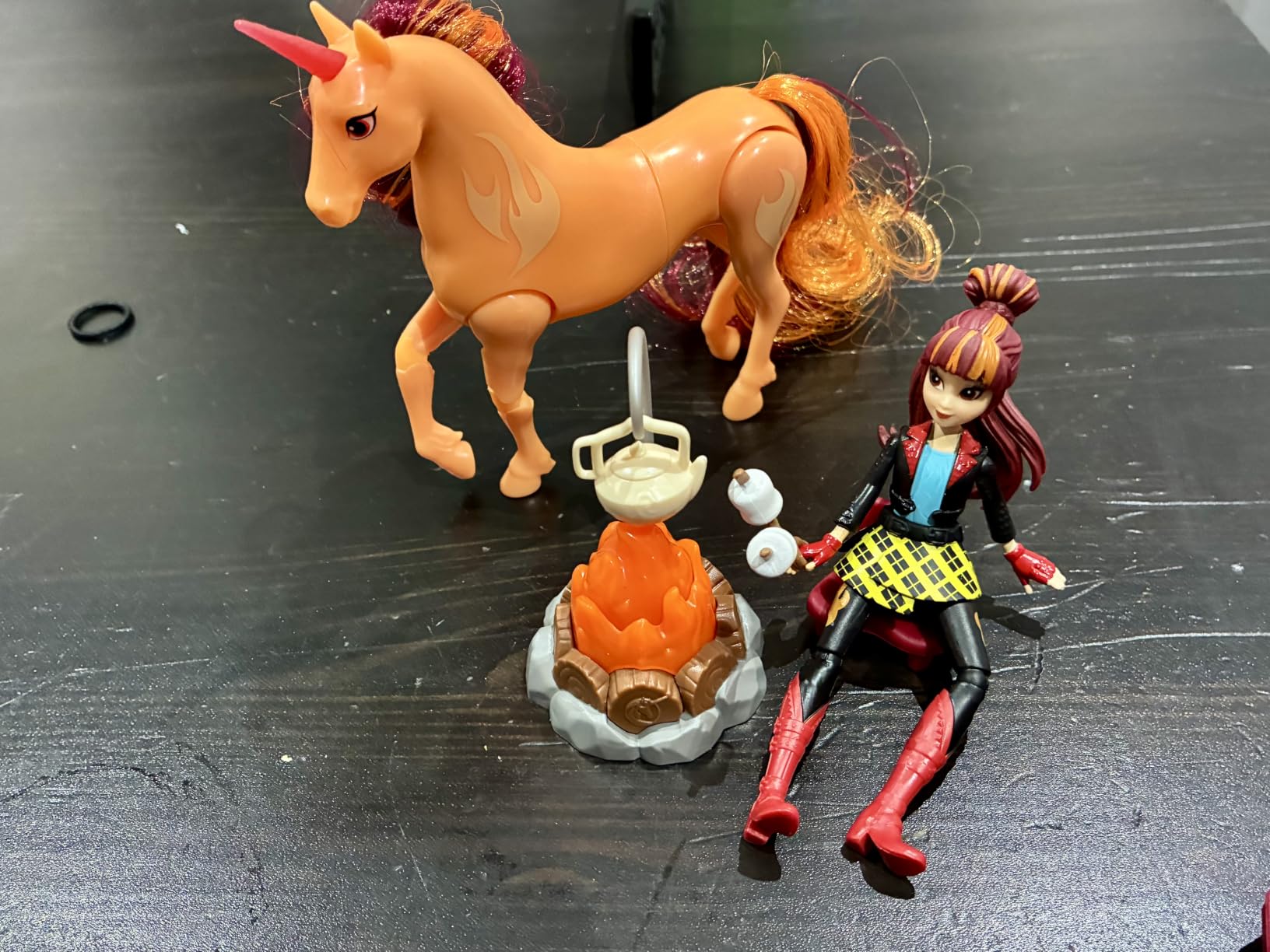 Unicorn Academy Lagerfeuer-Set Valentina Cinder Puppe Einhorn